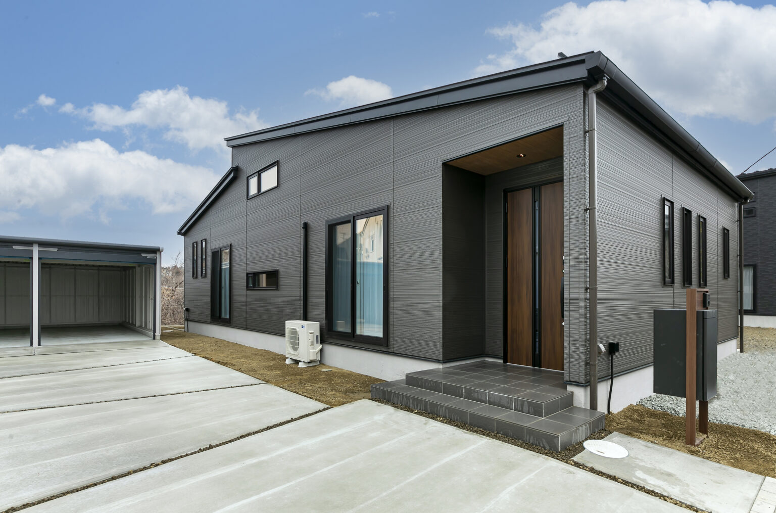 ガルバリウム外壁のシンプルモダンな平屋 | 平屋専門店 | 宮城県仙台市 |新築・注文住宅